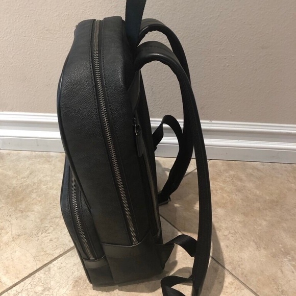 Michael Kors Large backpack. L 16" W 12". Dust bag not included - Picture 4 of 8